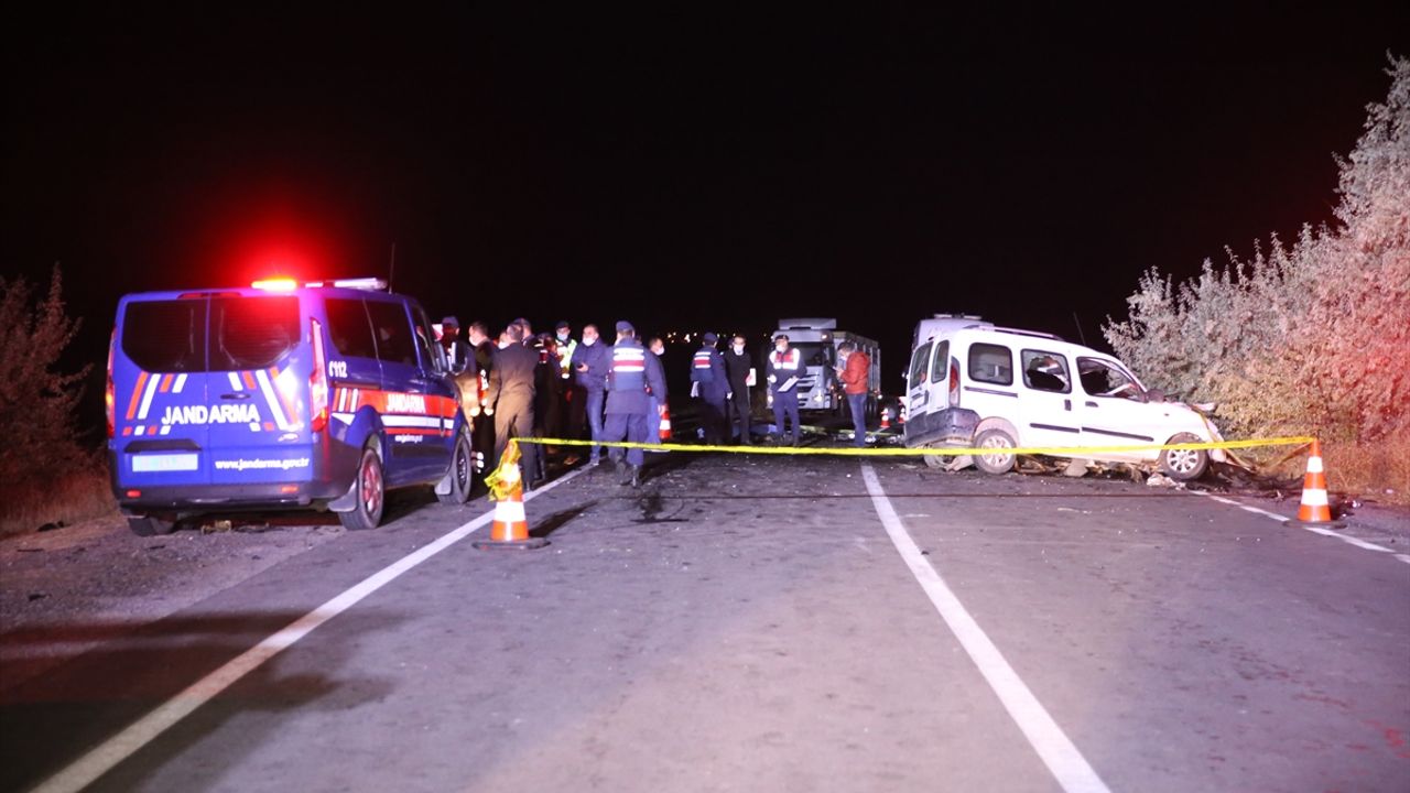 Ambulansı Sollamaya Çalışan Otomobil Karşı Yönden Gelen Kamyonetle Çarpıştı: 4 Ölü, 3 Yaralı