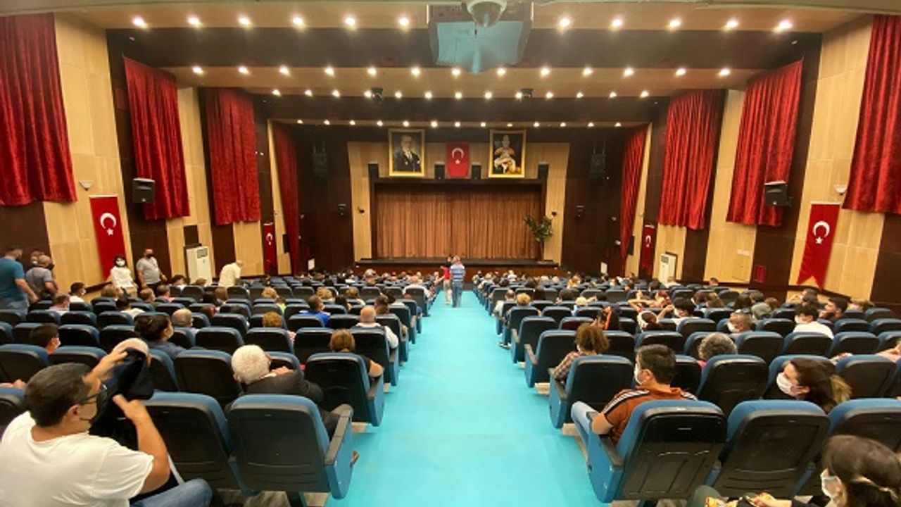 Hünkar Adlı Tiyatro Gösterimi Hacıbektaş Kültür Merkezinde İzleyiciyle Buluştu