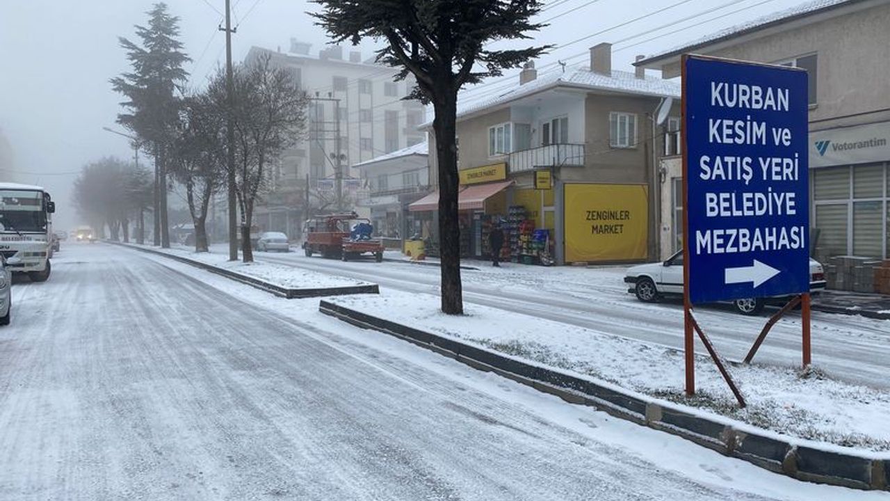 Hacıbektaş'ta kar yağışının ardından sis ve buzlanma etkili oluyor