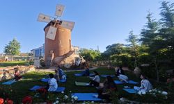 Hacıbektaşlı Gözde Özdemir'den Yel Değirmeni'nde Yoga Etkinliği