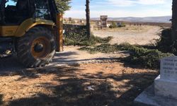 Mezarlıklarda Temizlik ve Budama Çalışması Yapılıyor
