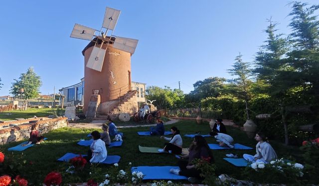 Hacıbektaşlı Gözde Özdemir'den Yel Değirmeni'nde Yoga Etkinliği
