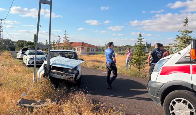 Hacıbektaş'ta Kontrolden Çıkan Otomobil Direğe Çarptı: 2 Yaralı