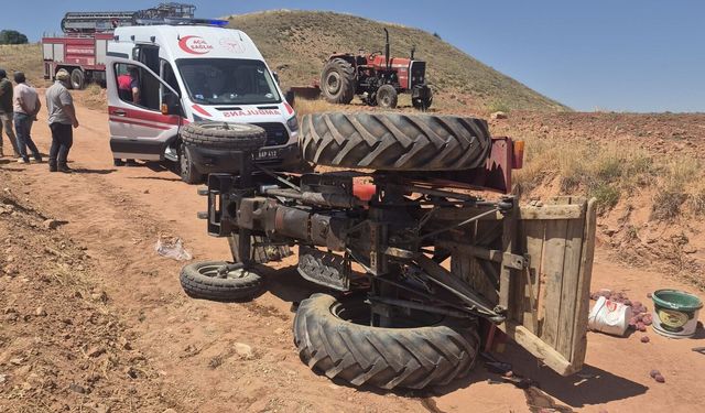 Hacıbektaş Kütükçü Köyü Tarla Yolunda Traktör Devrildi: 1 Kişi Yaralandı