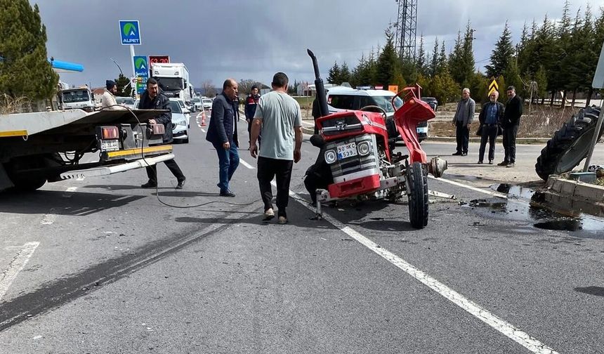 Hacıbektaş’ta Trafik Kazası: Traktör İkiye Bölündü, 2 Kişi Yaralandı