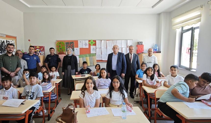 Hacıbektaş'ta Karne Sevinci: Protokol Öğrencilerin Heyecanına Ortak Oldu