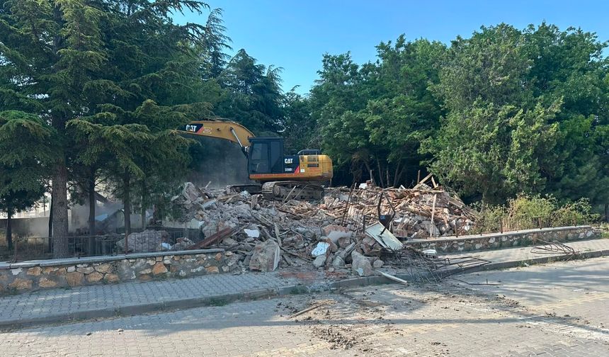Hacıbektaş’ta Yıllardır Atıl Durumdaki Eski Halk Eğitim Binası Yıkılıyor