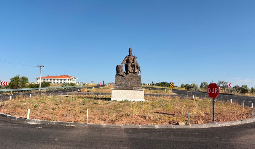 Hacı Bektaş Veli Heykeli Yeniden Yerine Konuldu: Kırşehir Kavşağında Eski Yerini Aldı