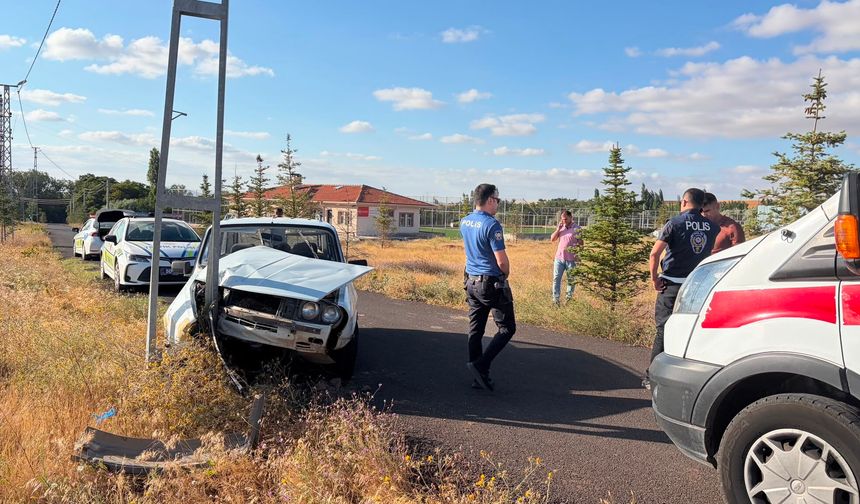 Hacıbektaş'ta Kontrolden Çıkan Otomobil Direğe Çarptı: 2 Yaralı