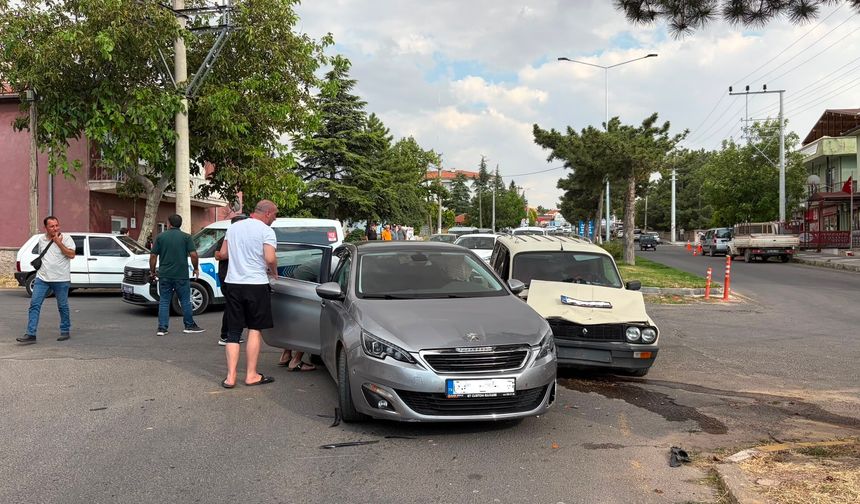 Hacıbektaş'ta Trafik Kazası: 2 Kişi Hafif Yaralandı