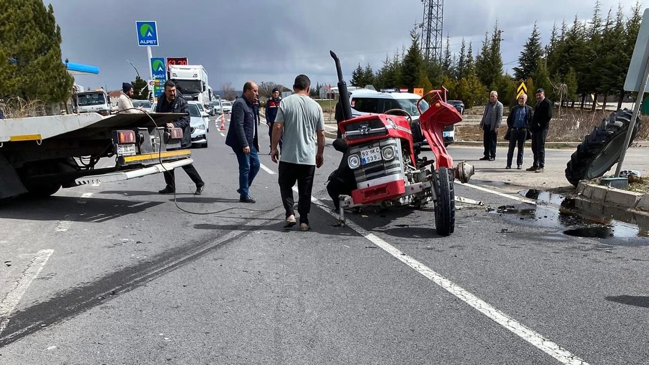 Hacıbektaş’ta Trafik Kazası: Traktör İkiye Bölündü, 2 Kişi Yaralandı