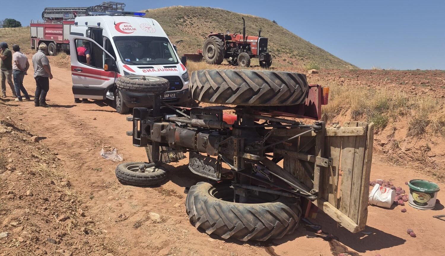 Hacıbektaş Kütükçü Köyü Tarla Yolunda Traktör Devrildi: 1 Kişi Yaralandı